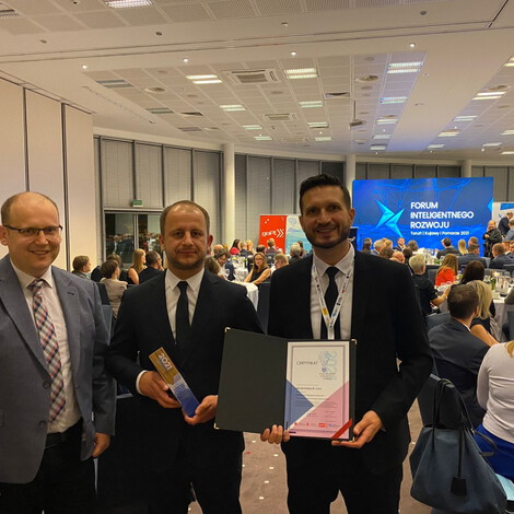 Mariusz Skrzyniarz (CEO Heiche Polska),  Eryk Gralak (Laborleiter Heiche Polska) und Piotr Kuśmierz (CEO Heiche Polska) sind stolz auf die Auszeichnung.