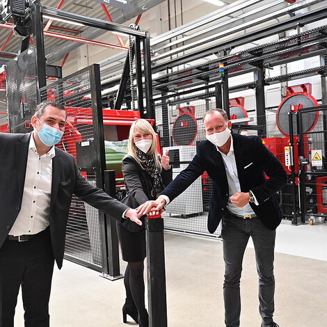 Startschuss neue ZnNi Anlage durch Marko Lietzke (Geschäftsführung MvD), Nicolai A. j. Baum (CEO KAP Surface Technologies) und Katrin Möckel (Projketleitung KAP Surface Technologies)