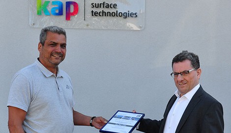 Certificate handover on the left: Fritz Seifert, GF Heiche Oberflächentechnik GmbH; right: Dr. Koerner, Surtec International GmbH