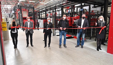 symbolic handover of the new ZnNi plant by the main suppliers: from left Alien Reich (KAP Surface Holding GmbH); Martin Müller (wmv), Dagmar Bratfisch  (bi.bra Abwassertechnik GmbH) Michael Köhler (ICOM), Mattes Lauenstein (A.S.T) und Katrin Möckel, (KAP