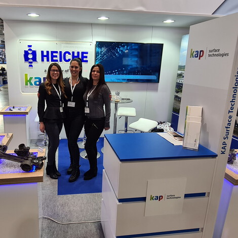 Qualitätsleitung Heiche Ungarn Fr. Alexandra Nagy (Mitte) mit Qualitätsmitarbeiterinen Fr. Evelin Erdelyi (rechts) und Fr. Ivett Szalko (links) am Messestand