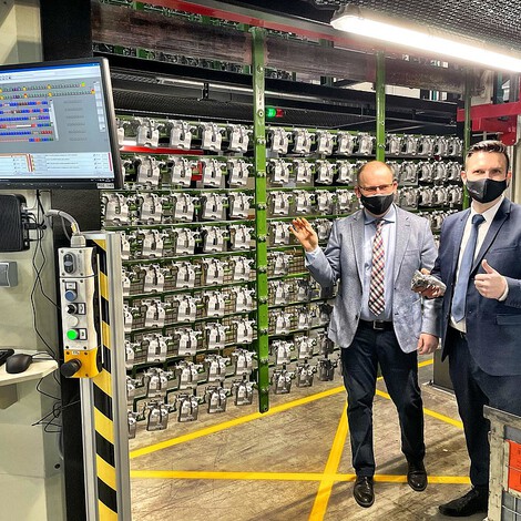 Piotr Kusmierz, CEO of Heiche Polska and Mariusz Skrzyniarz, plant manager and managing director of Heiche Polska are proud of the first series-ready coated casting parts